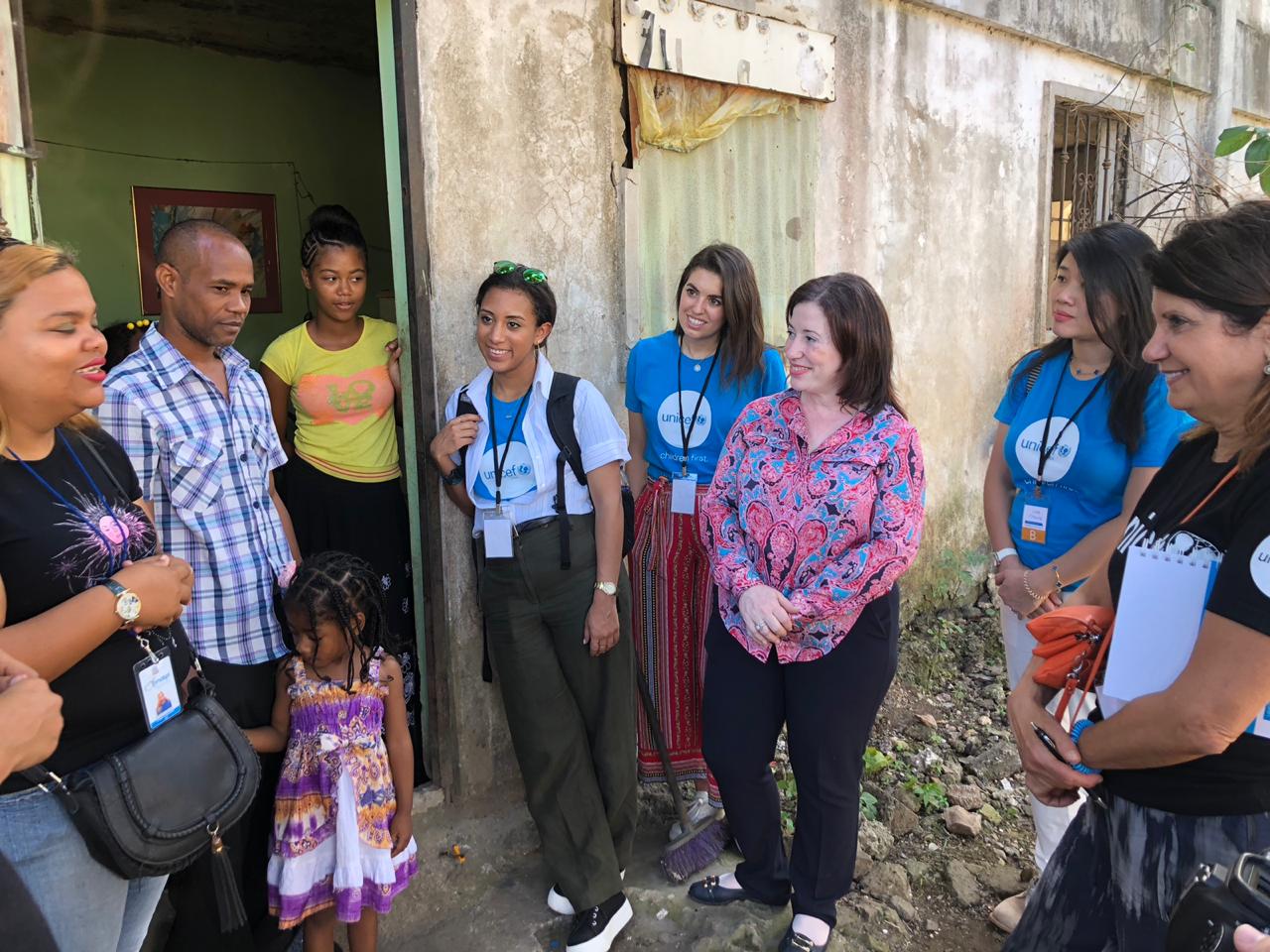 Jóvenes voluntarios de UNICEF comparten con familias del CAFI La Altagracia